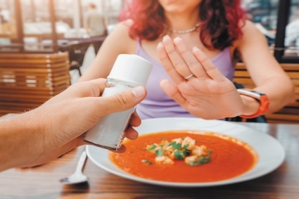 যেসব কারণে কম লবণ খাবেন