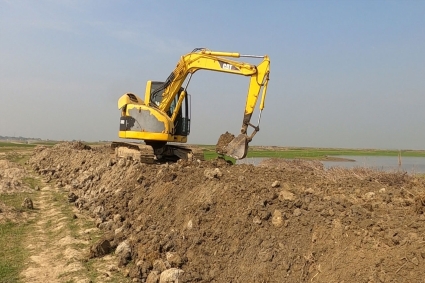 নেত্রকোণার হাওরে ফসল রক্ষা বাঁধের কাজে ধীরগতি, ফসলহানির শঙ্কা