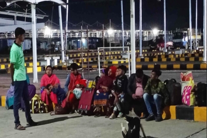 কক্সবাজারে রেলের টিকিট নিয়ে প্রতারণা, পথে রাত কাটালেন ৯ পর্যটক