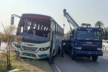 সড়ক ছেড়ে ডিভাইডারে উঠে গেল যাত্রীবাহী বাস