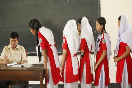 তাপপ্রবাহের মধ্যে শিশুদের ক্লাস, ‘ঝুঁকি’ দেখছেন অভিভাবকরা