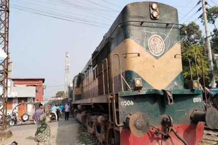 রাজবাড়ীতে মালবাহী ট্রেন লাইনচ্যুত, রেল যোগাযোগ বন্ধ