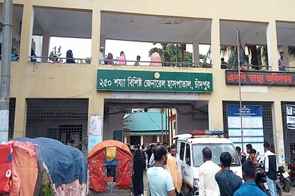 জেলেদের চাল বিতরণকে কেন্দ্র করে সংঘর্ষে ৫ পুলিশসহ আহত ২০