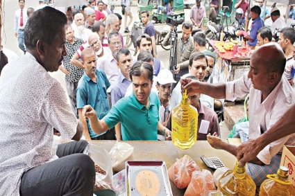 ১০০ টাকায় সয়াবিন তেল বিক্রি করবে টিসিবি