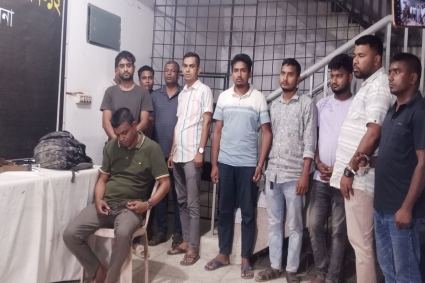 ভোটারদের মধ্যে টাকা বিতরণকালে উপজেলা চেয়ারম্যানসহ আটক ১১