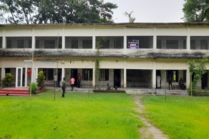 ফুলগাজীতে দেড় ঘণ্টা পেরিয়ে গেলেও ৬ বুথে একটিও ভোট পড়েনি