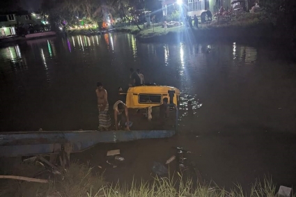 পথচারীদের নিয়ে পুকুরে লরি, শিশুসহ প্রাণ গেল দুজনের