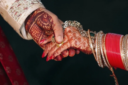 বিয়ের আসরে নববধূকে চুমু, বরের পরিবারকে মারধর করল কনের পরিবার