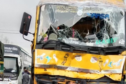 কুমিল্লায় দুই কাভার্ডভ্যানের মাঝে পড়ে ২ জন নিহত