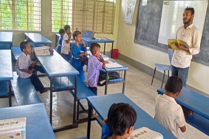 একই সঙ্গে দুই শ্রেণির পাঠদান করছেন দপ্তরি 