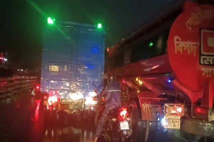 ঢাকা-চট্টগ্রাম মহাসড়কে ধীরগতিতে চলছে যানবাহন