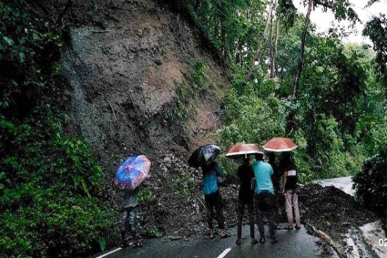 আলুটিলায় পাহাড় ধসে সড়ক যোগাযোগ বিচ্ছিন্ন 