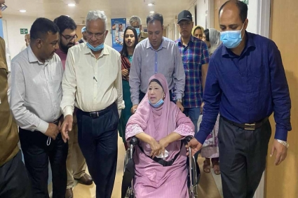 গভীর রাতে অ্যাম্বুলেন্সে করে হাসপাতালে খালেদা জিয়া