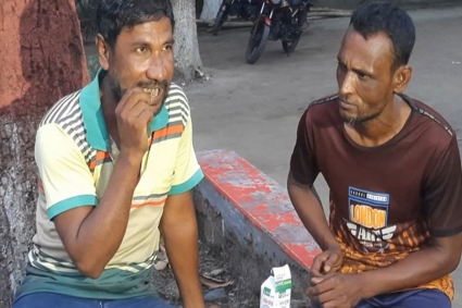 ৩০ বছর ধরে কাচের বাল্ব খান রিকশাচালক মুক্তার