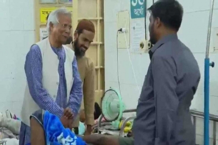 শপথ নিয়েই আহত শিক্ষার্থীদের দেখতে হাসপাতালে ড. ইউনূস